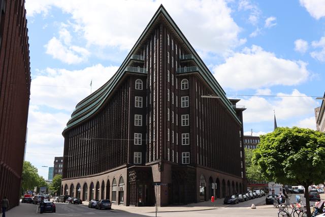 Das Chilehaus ist mit seiner markanten Form ein Wahrzeichen Hamburgs.
