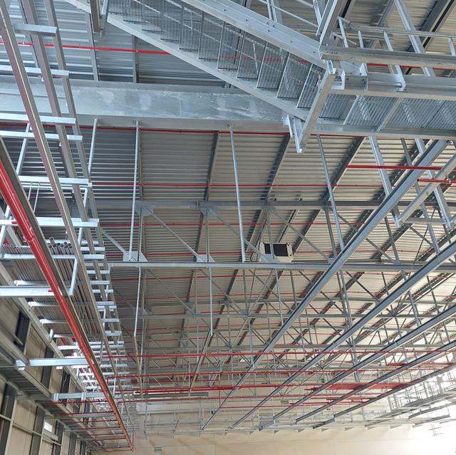 Blick auf die interne Stahlkonstruktion der Produktions- und Lagerhalle für Konditoreiprodukte | © GH HERVOUET